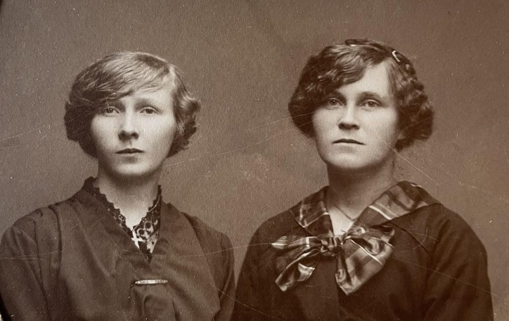 Svea 20 år och Agnes 21 år