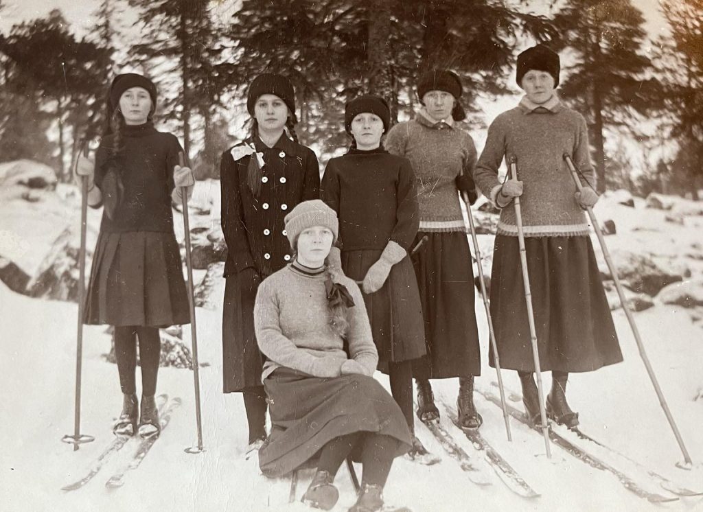 okänd, okänd, Mary, Svea, okänd. Gerda sittande